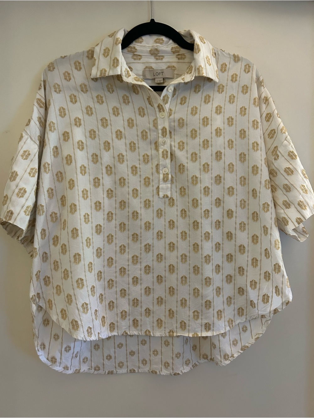 LOFT Camiseta Henley Dolman Cream Shirt with Tan Geometric Print